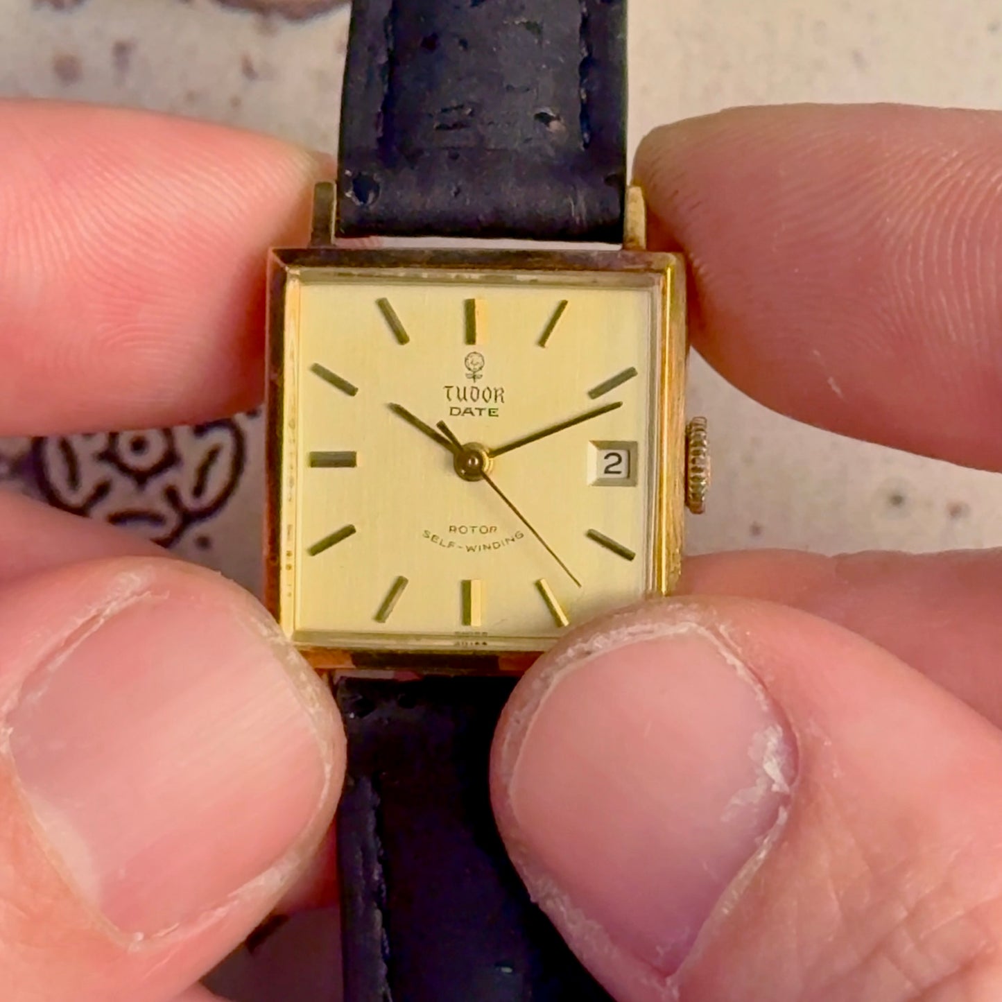 Tudor « Date » carrée 18 k – Réf. 12018