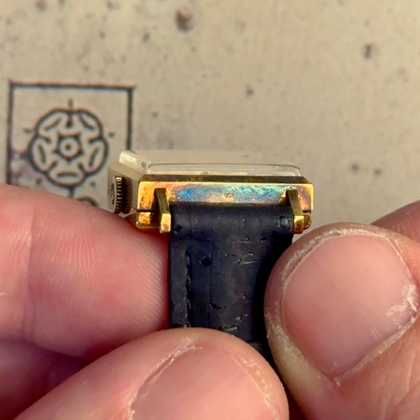 Tudor « Date » carrée 18 k – Réf. 12018