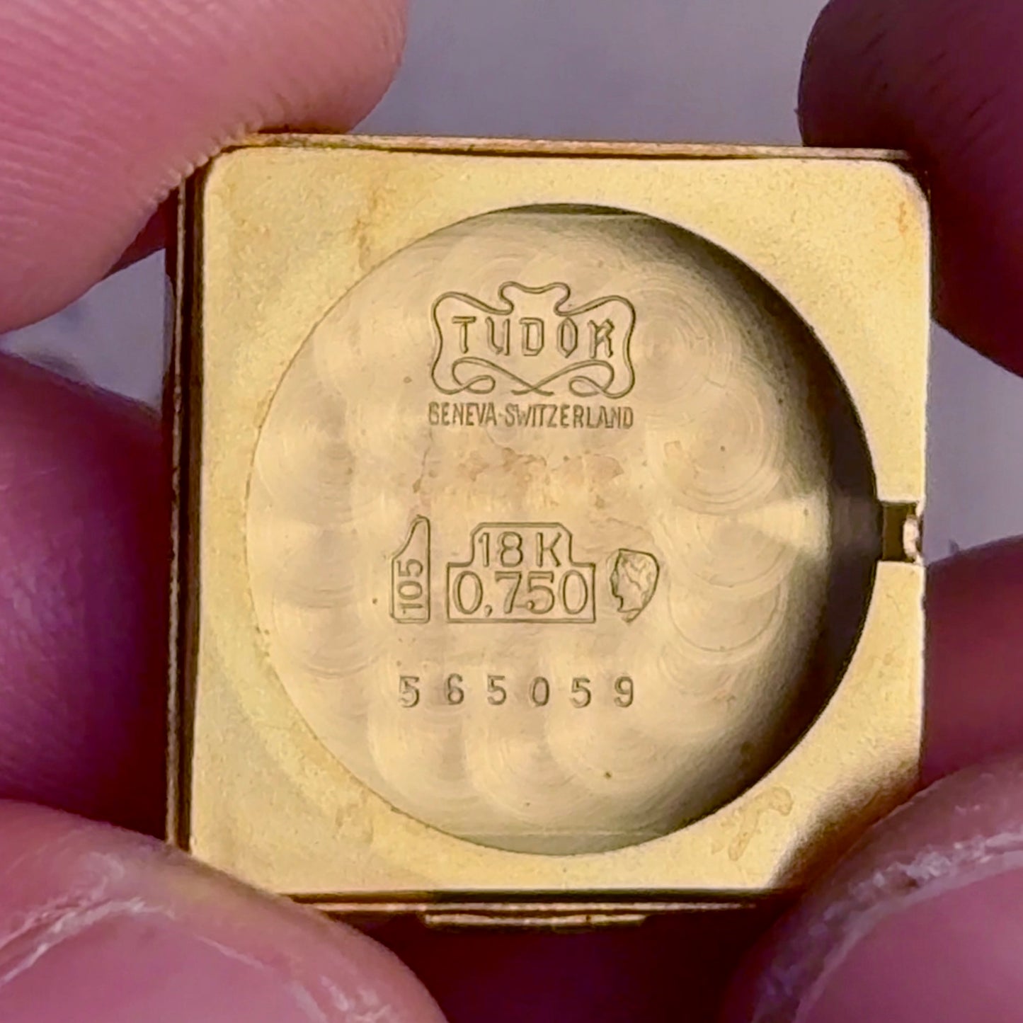 Tudor « Date » carrée 18 k – Réf. 12018