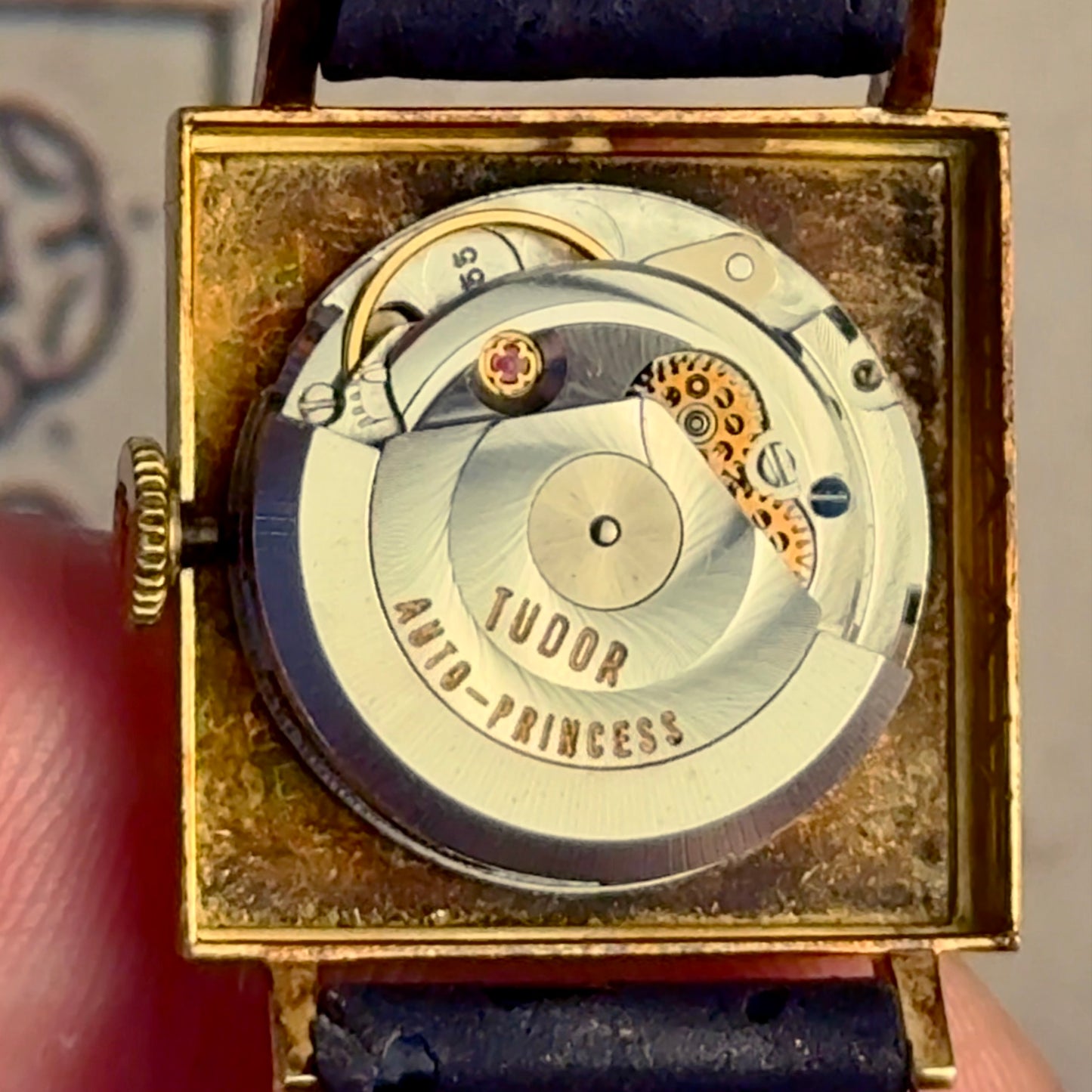 Tudor « Date » carrée 18 k – Réf. 12018