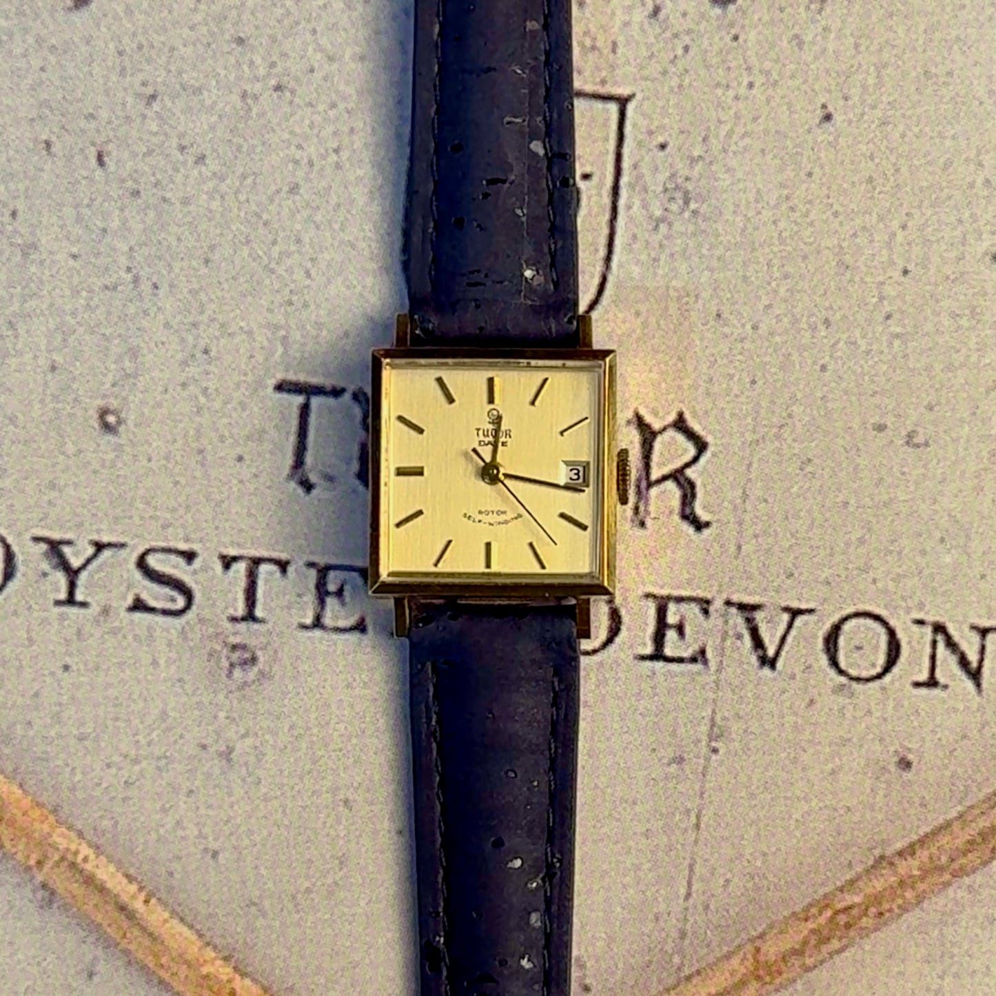 Tudor « Date » carrée 18 k – Réf. 12018