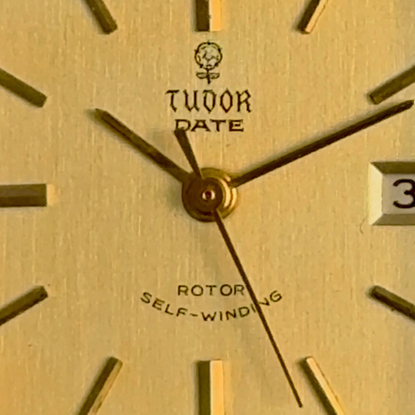 Tudor « Date » carrée 18 k – Réf. 12018