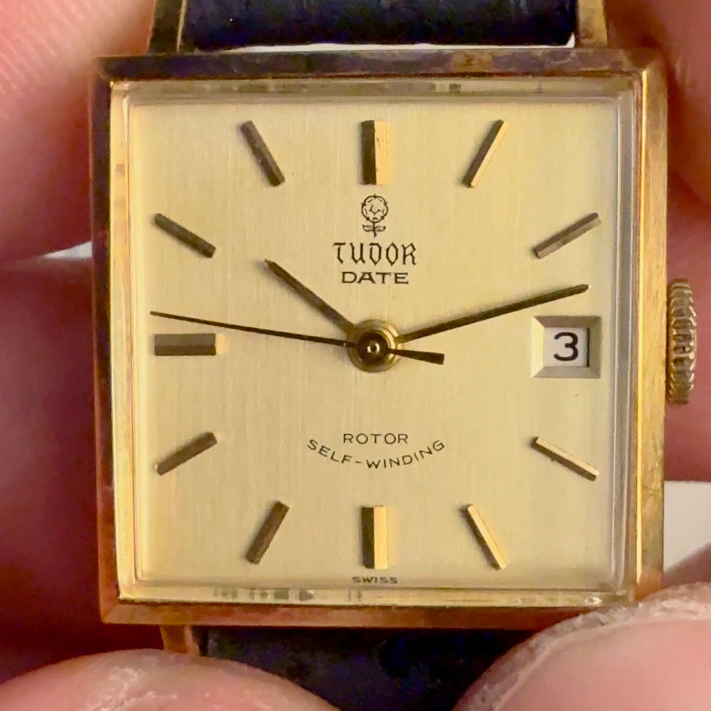 Tudor « Date » carrée 18 k – Réf. 12018